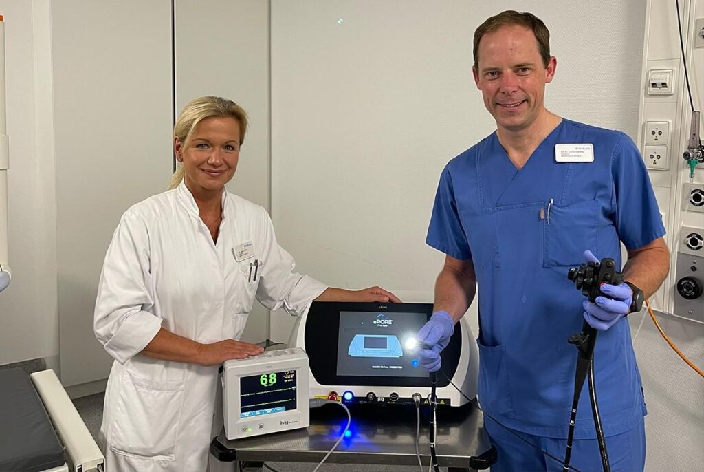 Dr Carina Petz and Dr Johannes Rey with Mirai Medical’s ePOREⓇ therapy with EndoVEⓇ
